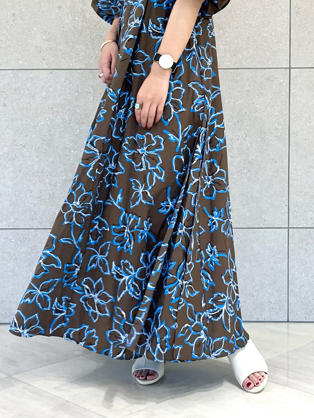 ブラウン系のワンピース、シルバー系のハンドバッグ、ホワイト系のサンダルを着用したレディースの春コーディネートの4枚目の写真