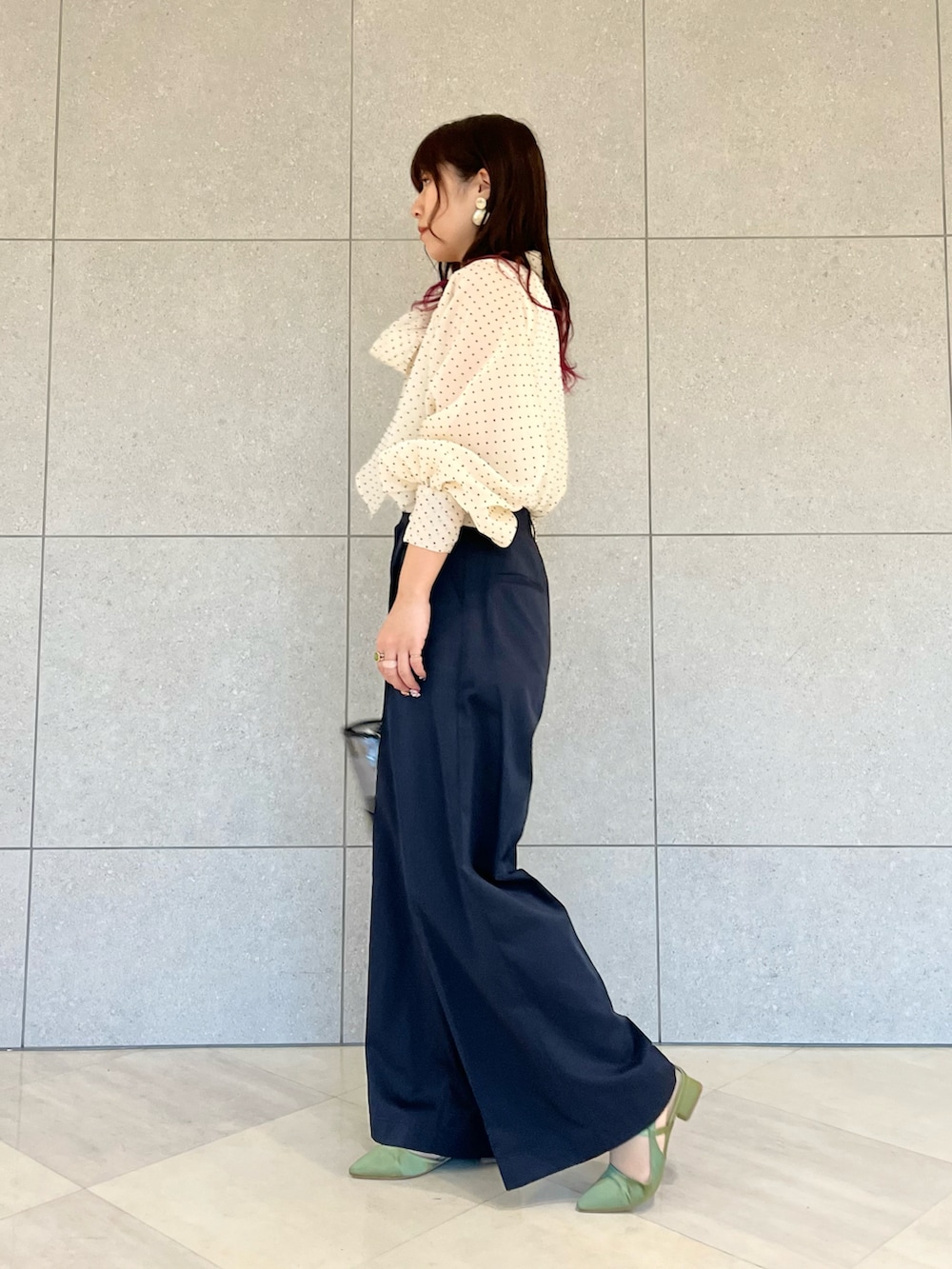 ブルー系のチノパンツ、グリーン系のパンプス、ベージュ系のシャツ/ブラウスを着用したレディースの春コーディネートの3枚目の写真