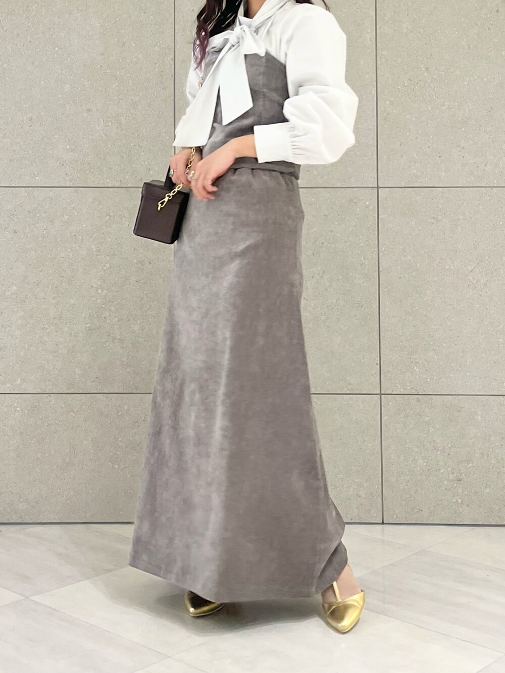 ホワイト系のシャツ/ブラウス、グレー系のシャツ/ブラウス、グレー系のスカートを着用したレディースの冬コーディネートの2枚目の写真