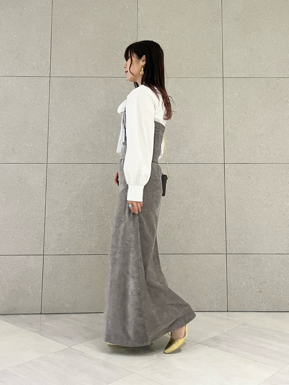 ホワイト系のシャツ/ブラウス、グレー系のシャツ/ブラウス、グレー系のスカートを着用したレディースの冬コーディネートの3枚目の写真