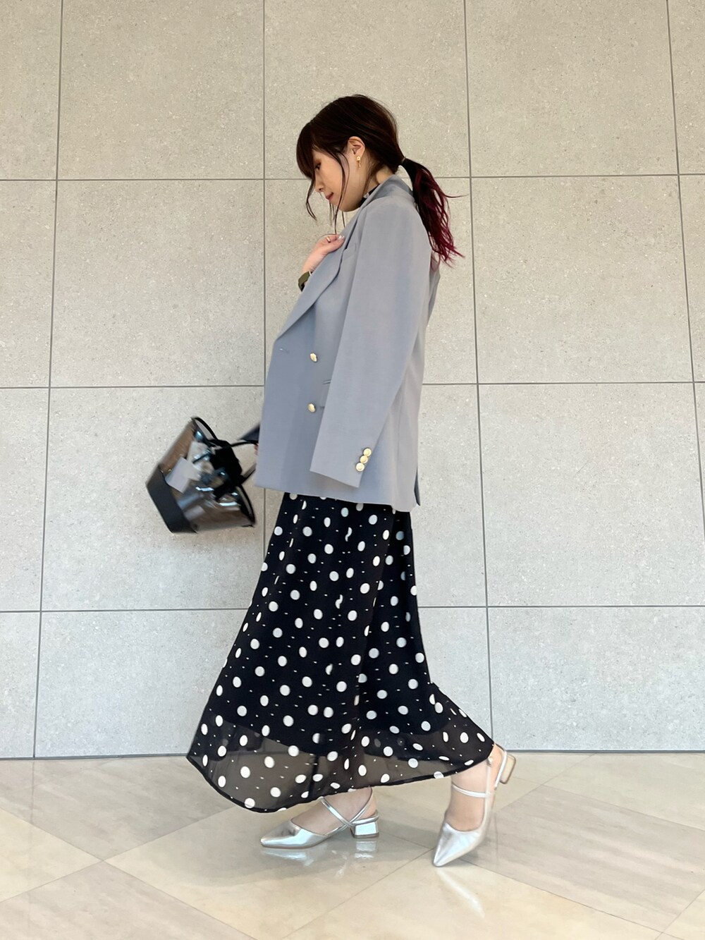 ブラック系のワンピース、グレー系のノーカラージャケット、シルバー系のパンプスを着用したレディースの春コーディネートの2枚目の写真