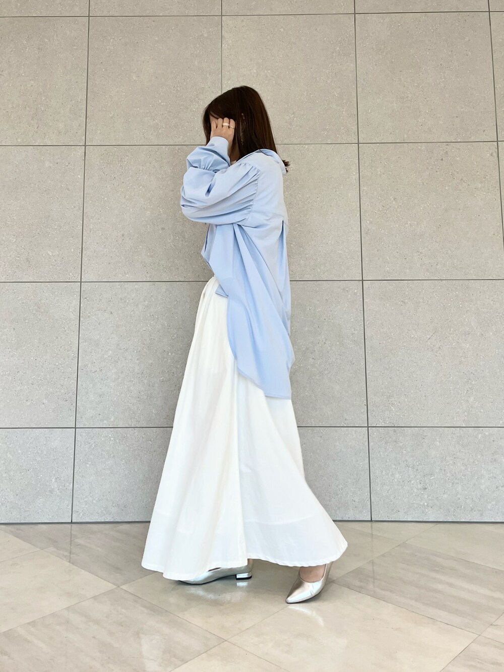 ブルー系のシャツ/ブラウス、ホワイト系のTシャツ/カットソー、ホワイト系のスカートを着用したレディースの春コーディネートの2枚目の写真