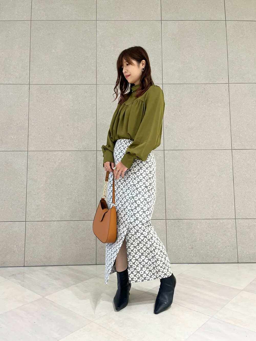 グリーン系のシャツ/ブラウス、グレー系のスカート、イエロー系のハンドバッグを着用したレディースの秋コーディネートの2枚目の写真