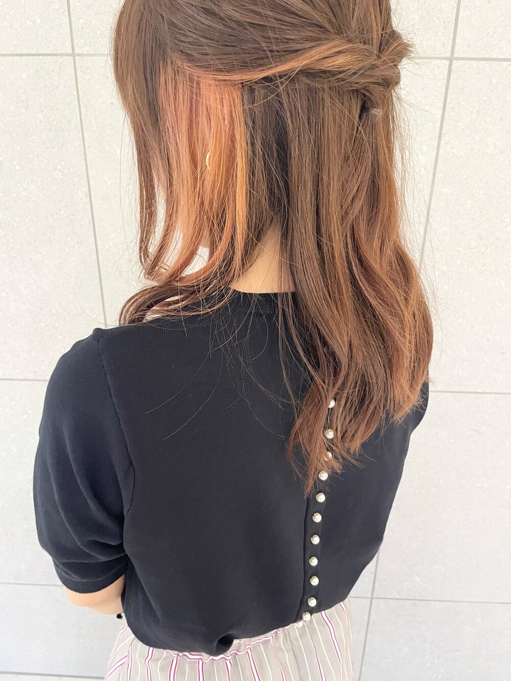 ブラウン系のスカート、ブラック系のニット/セーター、グレー系のトートバッグを着用したレディースの夏コーディネートの2枚目の写真