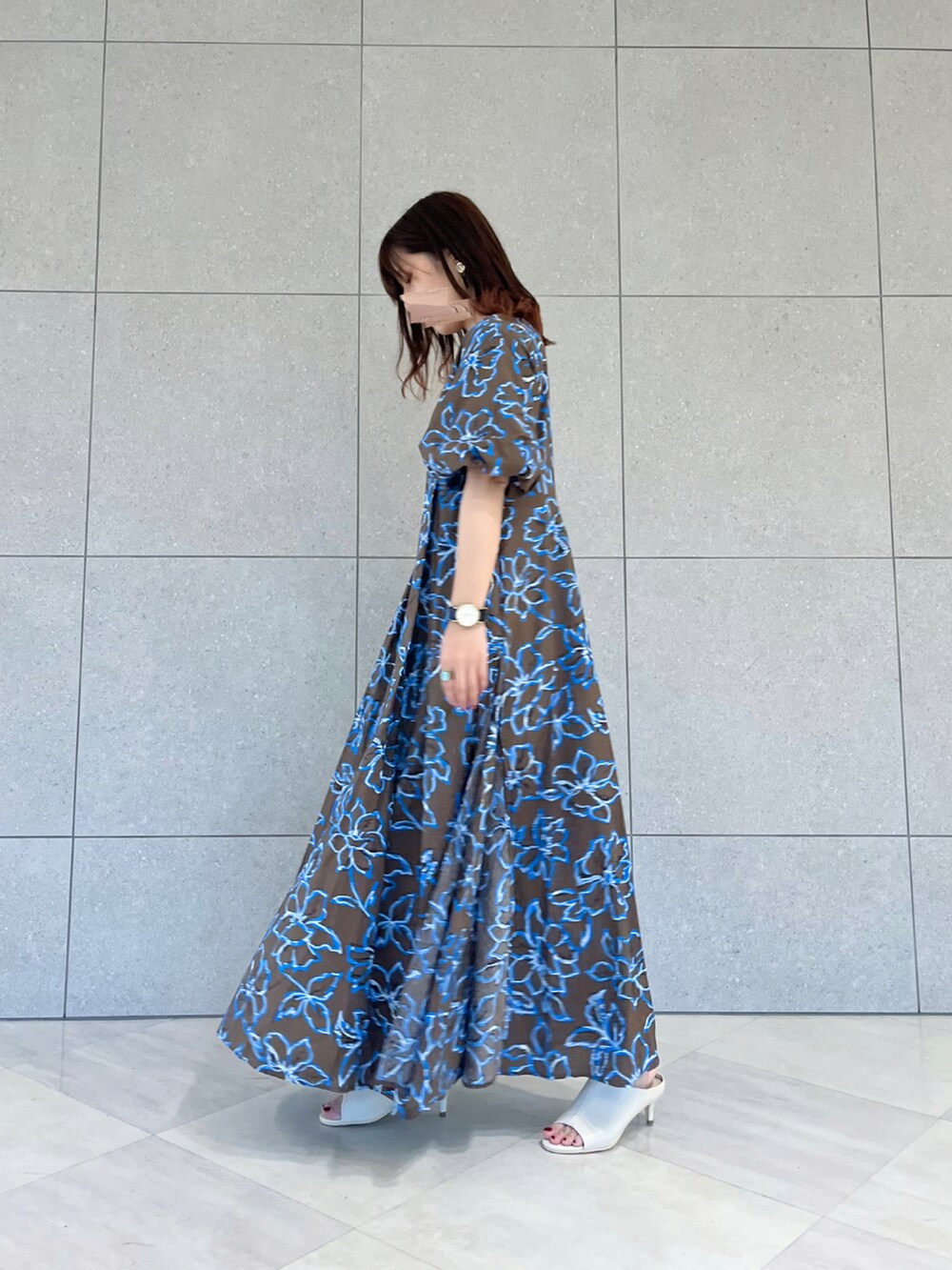 ブラウン系のワンピース、シルバー系のハンドバッグ、ホワイト系のサンダルを着用したレディースの春コーディネートの2枚目の写真