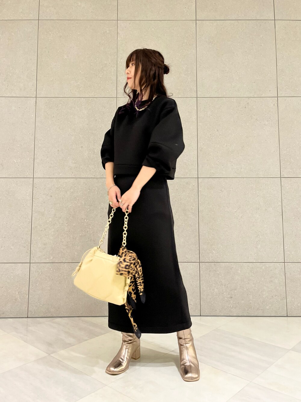 ブラック系のTシャツ/カットソー、ブラック系のスカート、その他のブーツを着用したレディースの冬コーディネートの2枚目の写真