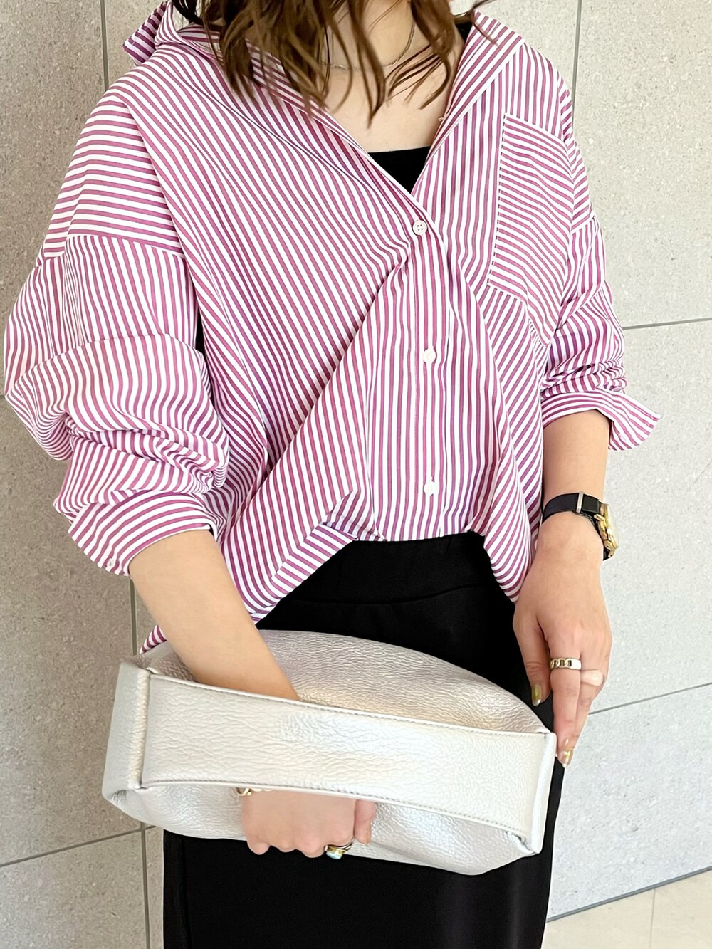 ピンク系のシャツ/ブラウス、ブラック系のTシャツ/カットソー、シルバー系のハンドバッグを着用したレディースの春コーディネートの3枚目の写真