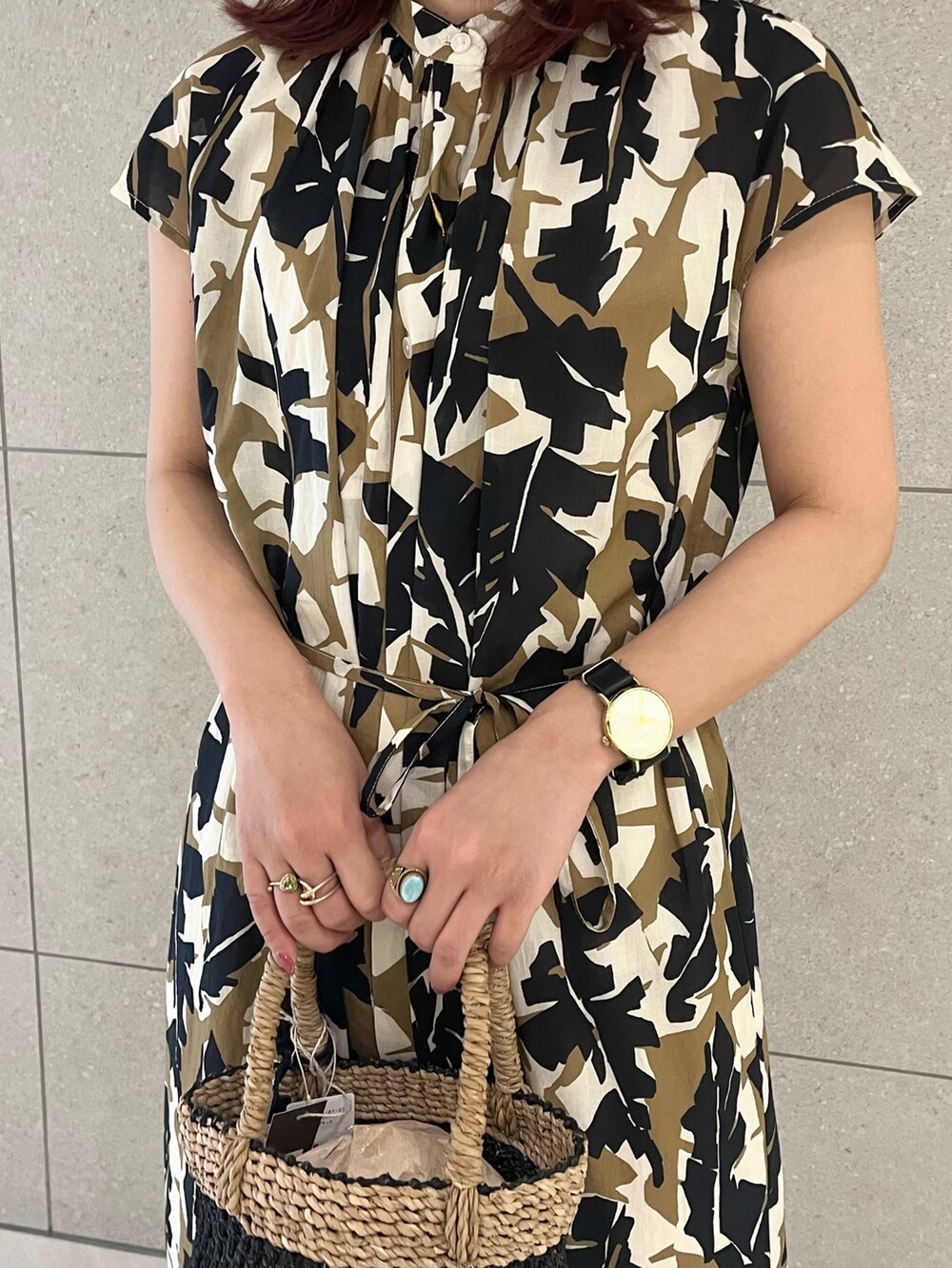 ベージュ系のワンピース、ブラック系のバッグ、ブラウン系のサンダルを着用したレディースの春コーディネートの3枚目の写真