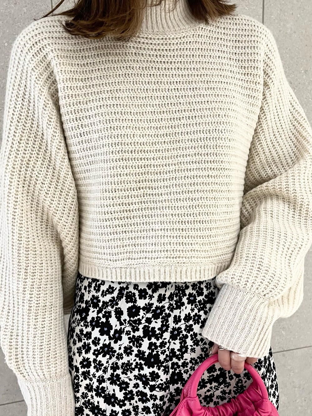 ホワイト系のニット/セーター、ブラック系のTシャツ/カットソー、ピンク系のハンドバッグを着用したレディースの冬コーディネートの3枚目の写真