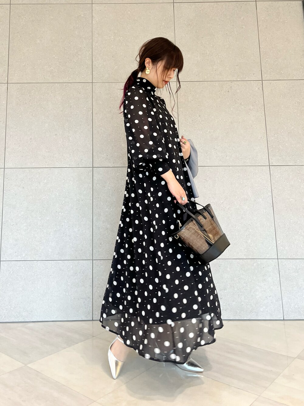 ブラック系のワンピース、グレー系のノーカラージャケット、シルバー系のパンプスを着用したレディースの春コーディネートの4枚目の写真