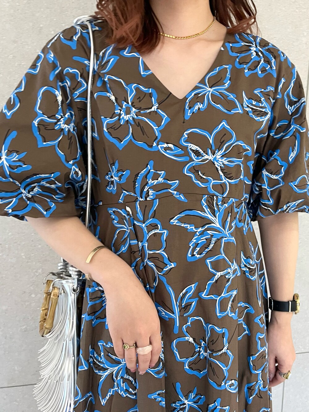 ブラウン系のワンピース、シルバー系のハンドバッグ、ホワイト系のサンダルを着用したレディースの春コーディネートの3枚目の写真