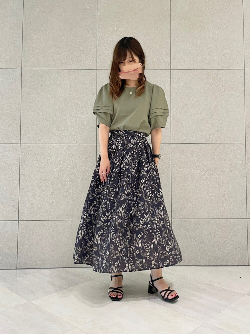 グリーン系のシャツ/ブラウス、ブルー系のスカート、ブラック系のサンダルを着用したレディースの夏コーディネートの2枚目の写真