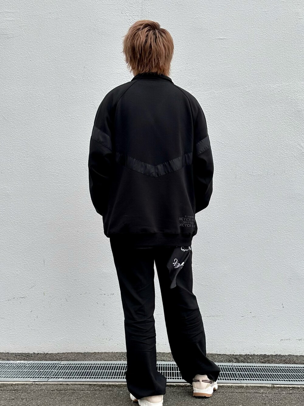 「WEARハロウィン2022、秋服、秋のコーデ、大人コーデ、おしゃれさんと繋がりたい、シンプルスタイル、いいね、save、フォローお願いします🤑、休日スタイル、黒、スウェット」｜「AVIREXのアイテム（スウェット、ホワイト系）」を使った、AOIさん（メンズ・173cm）の秋コーディネートの2枚目の写真
