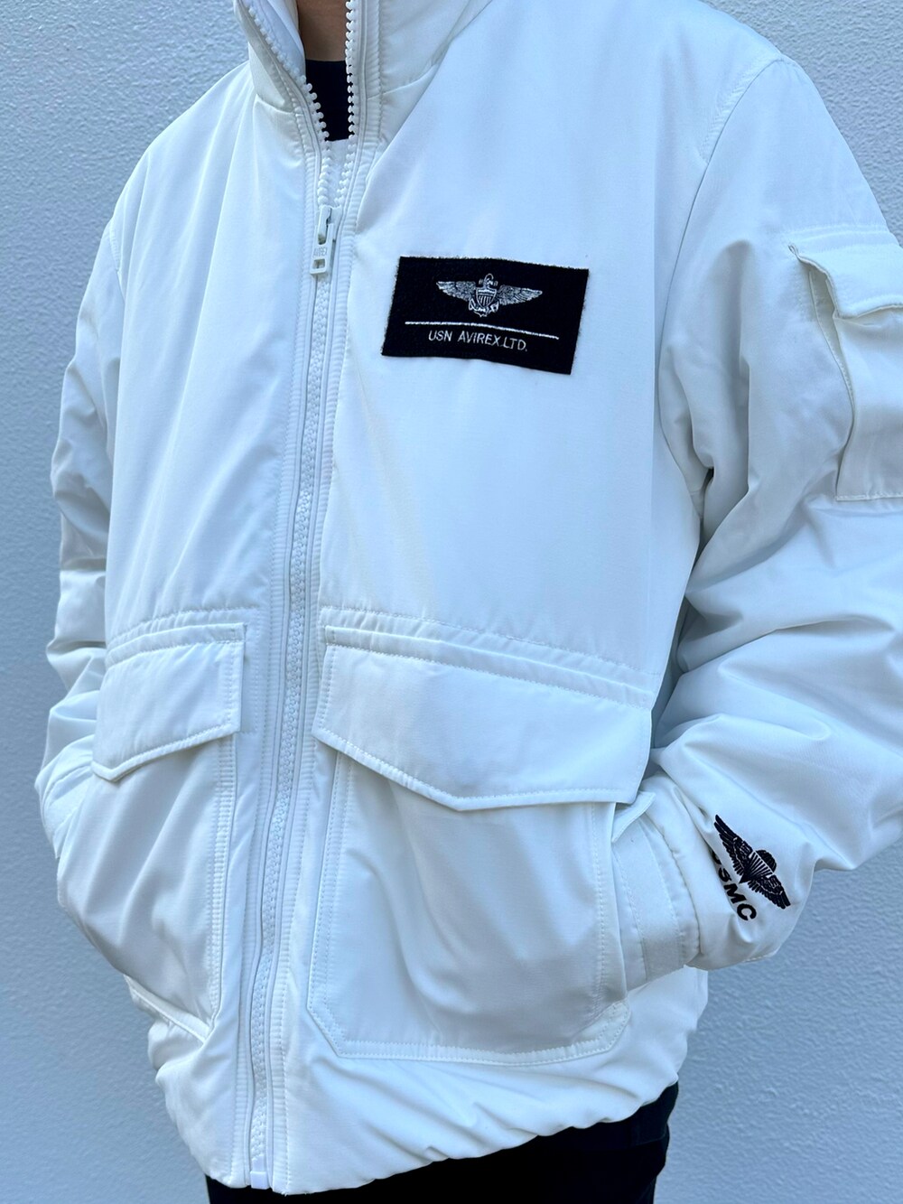 「WEARハロウィン2022、秋コーデ、カジュアル、きれいめカジュアル、シンプルコーデ、低身長、おしゃれさんと繋がりたい、冬コーデ、モノトーン、ミリタリーコーデ」｜「AVIREXのUSMC UTILITY PADDING JACKET / USMC ユーティリティー パディング ジャケット /（ブルゾン、ホワイト系）」を使った、AOIさん（メンズ・173cm）の秋コーディネートの4枚目の写真