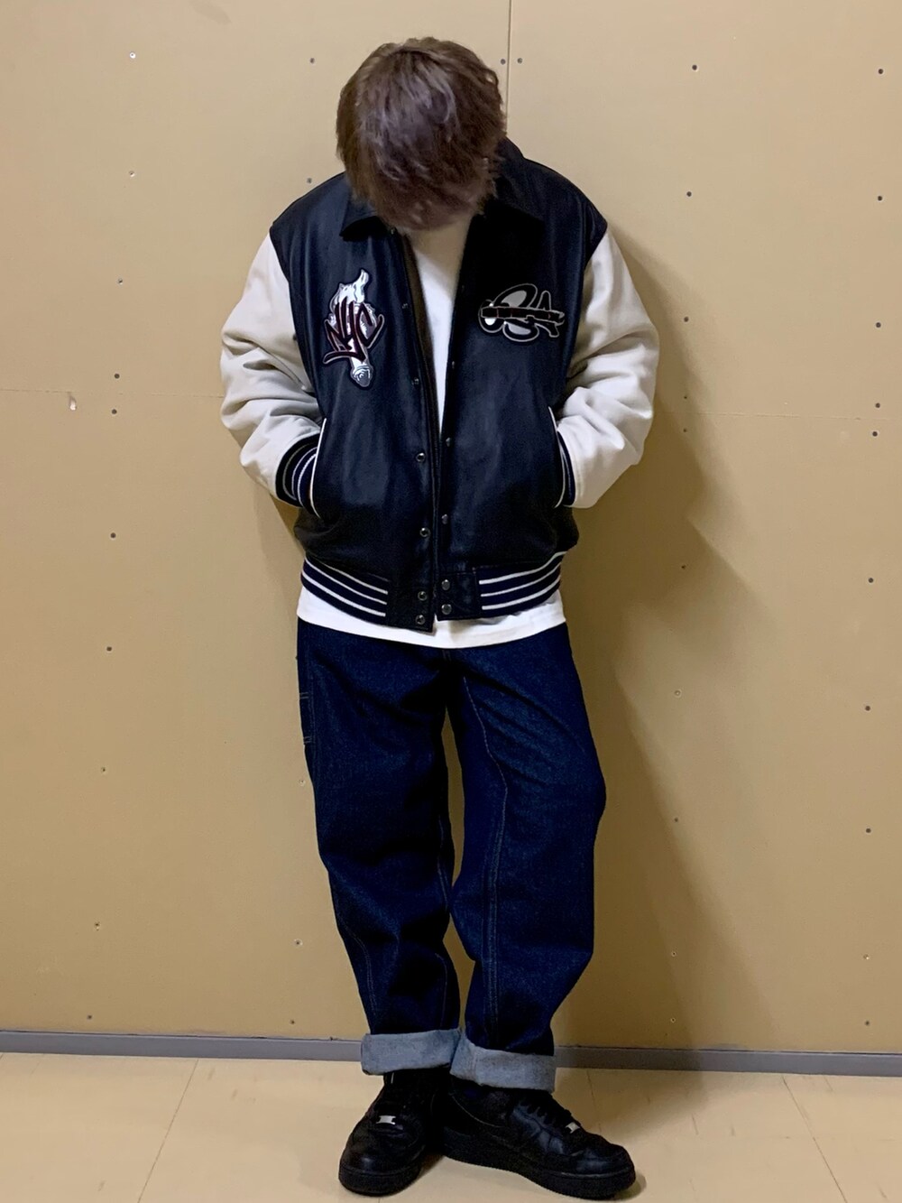 「大人カジュアル、メンズコーデ、シンプルスタイル、シンプルコーデ、いいね、save、フォローお願いします🤑、秋先取りコーデ、モノトーンコーデ、モノトーン、スタジャン、秋服準備はじめました」｜「AVIREXの《REBUILD COLLECTION》バーシティー ジャケット ニューヨーク / VARSITY JACKET NEW YORK（スタジャン、ブルー系）」を使った、AOIさん（メンズ・173cm）の夏コーディネートの2枚目の写真