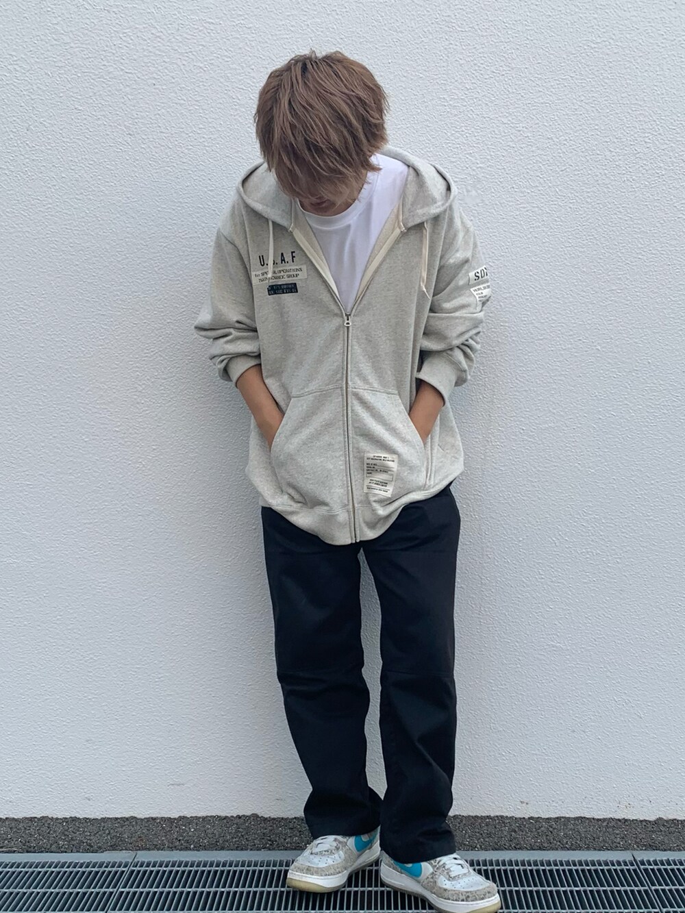 「オーバーサイズ、大人カジュアル、秋のコーデ、秋、シンプルスタイル、アメカジ、秋服準備はじめました、いいね、save、フォローお願いします🤑、アメカジコーデ、おしゃれさんと繋がりたい」｜「AVIREXの《AVIREX REBUILD COLLECTION》ステンシル パッチ ジップ パーカー / STENCIL PATCH ZIP PARKA / アヴィレックス / AVIREX（パーカー、グレー系）」を使った、AOIさん（メンズ・173cm）の秋コーディネートの2枚目の写真
