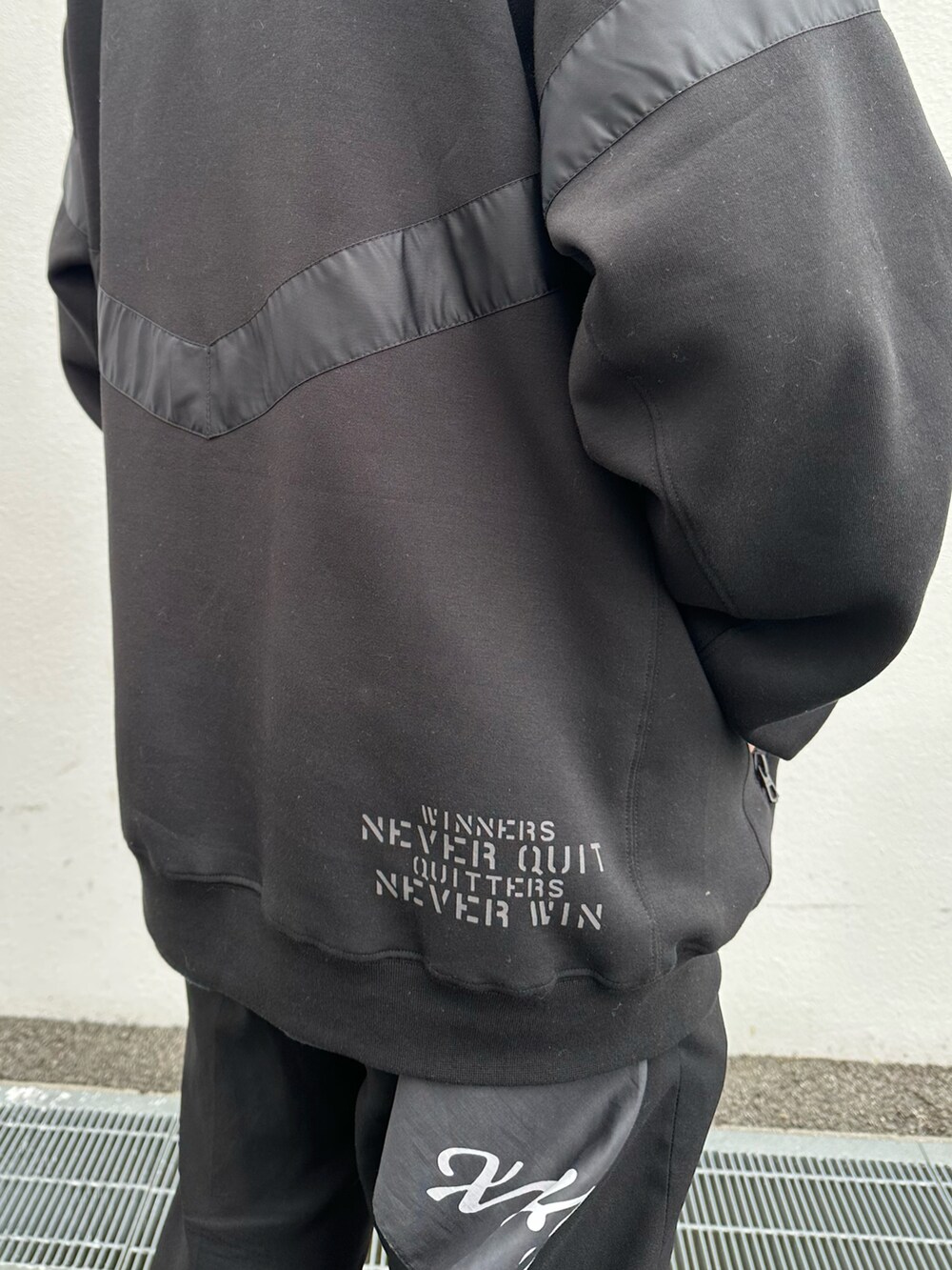 「WEARハロウィン2022、秋服、秋のコーデ、大人コーデ、おしゃれさんと繋がりたい、シンプルスタイル、いいね、save、フォローお願いします🤑、休日スタイル、黒、スウェット」｜「AVIREXのアイテム（スウェット、ホワイト系）」を使った、AOIさん（メンズ・173cm）の秋コーディネートの3枚目の写真