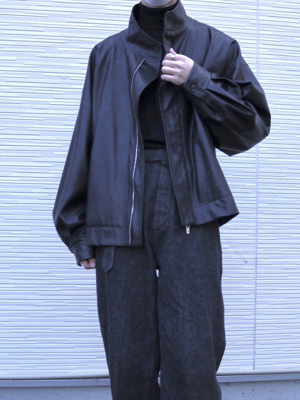 ブラック系のその他アウター、ブラック系のニット/セーター、ブラック系のデニムパンツを着用したメンズの冬コーディネートの3枚目の写真