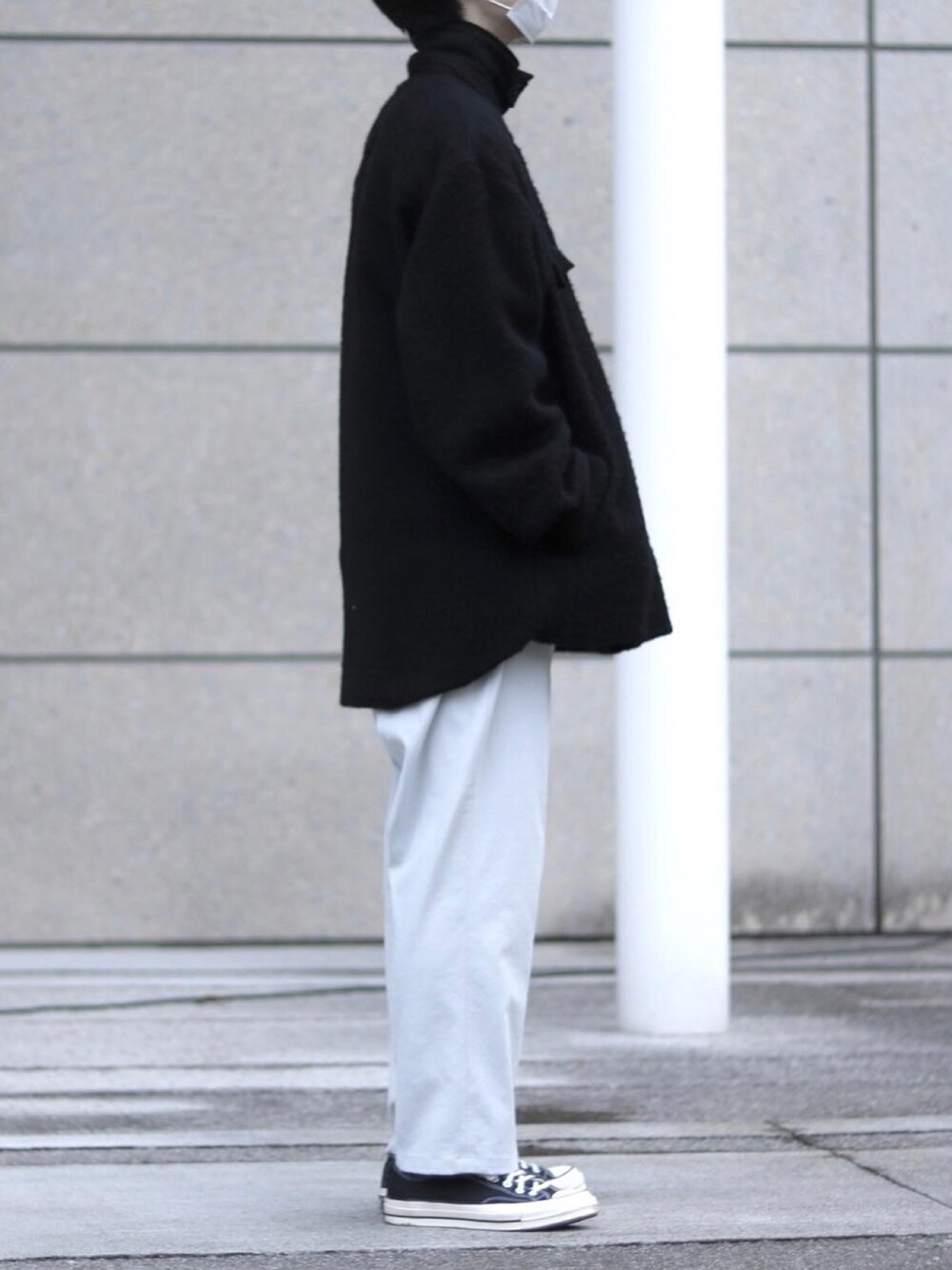 ブラック系のスニーカー、グレー系のその他パンツ、ブラック系のジャケット/アウターを着用したメンズの冬コーディネートの3枚目の写真