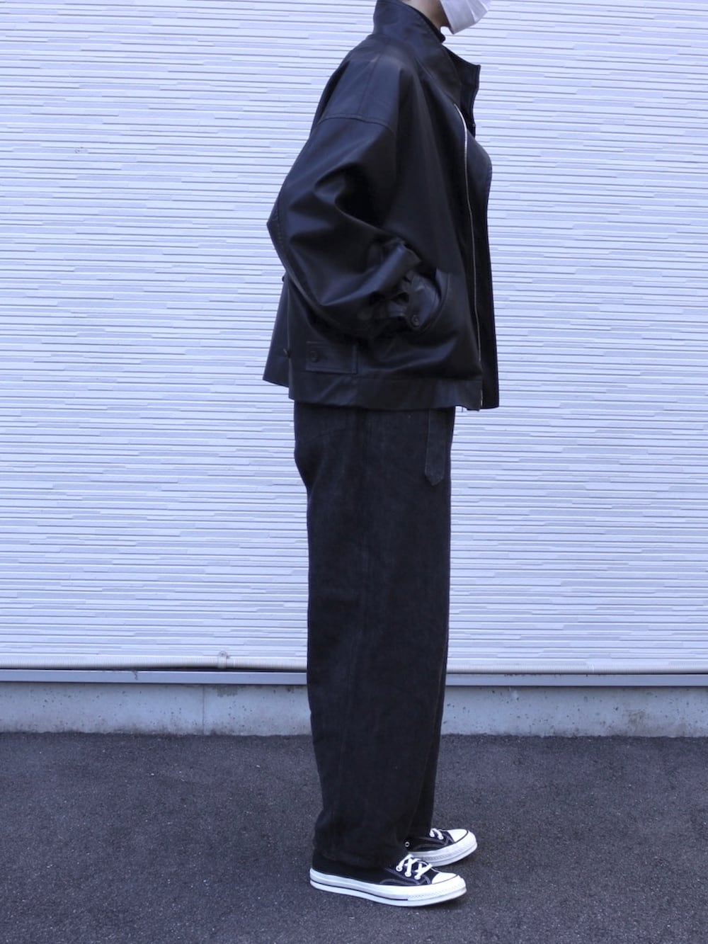 ブラック系のその他アウター、ブラック系のニット/セーター、ブラック系のデニムパンツを着用したメンズの冬コーディネートの2枚目の写真