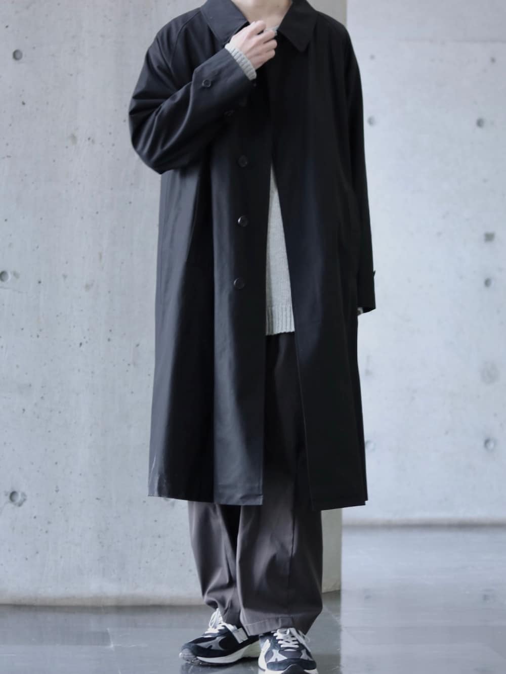 グレー系のニット/セーター、ブラック系のスニーカー、グレー系のその他パンツを着用したメンズの冬コーディネートの3枚目の写真