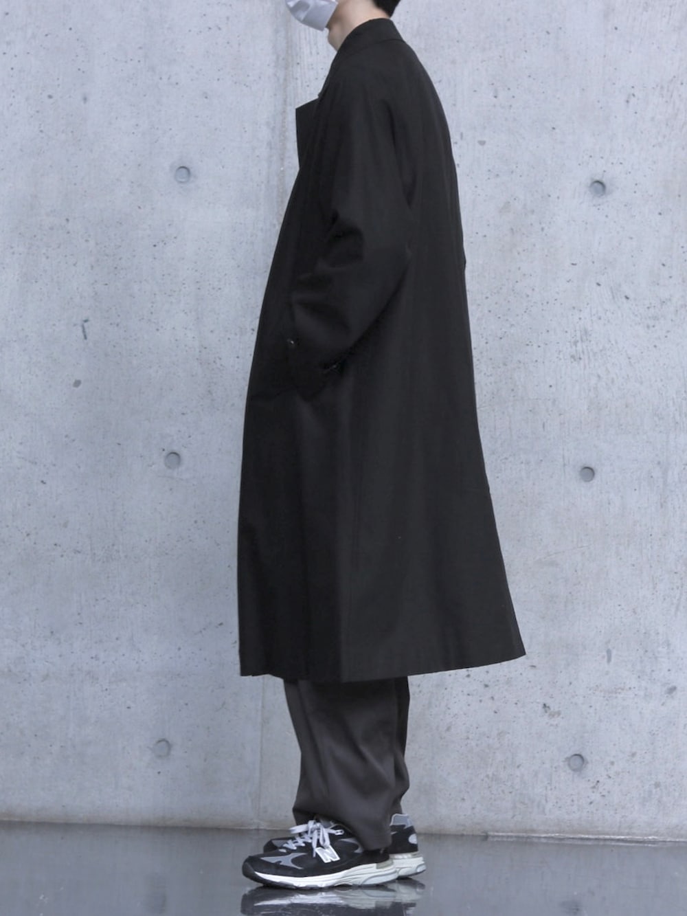 グレー系のニット/セーター、ブラック系のスニーカー、グレー系のその他パンツを着用したメンズの冬コーディネートの2枚目の写真