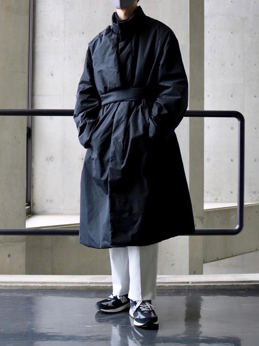 ブラック系のシャツ/ブラウス、ブラック系のトップス、ブラック系のジャケット/アウターを着用したメンズの冬コーディネートの2枚目の写真