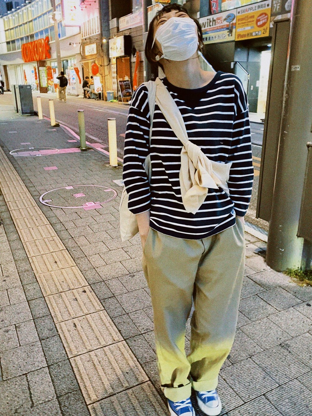 ブラック系のトップス、ベージュ系のシャツ/ブラウス、ベージュ系のカーゴパンツを着用したレディースの秋コーディネートの2枚目の写真