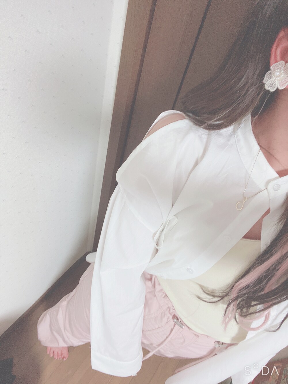 ホワイト系のシャツ/ブラウス、シルバー系のサンダル、ピンク系のカーゴパンツを着用したレディースの夏コーディネートの3枚目の写真
