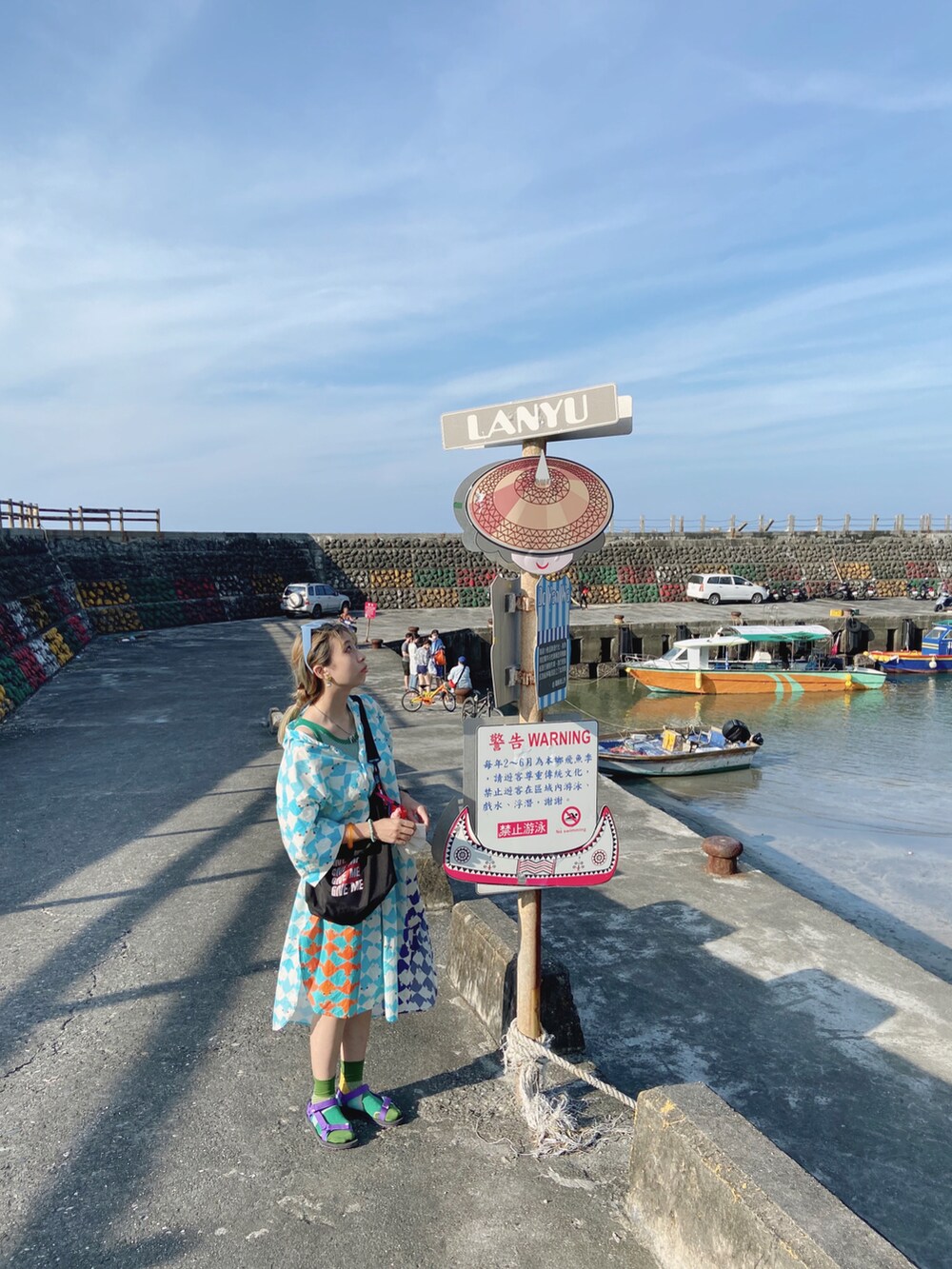 ブラック系のサンダルを着用したレディースの夏コーディネートの2枚目の写真