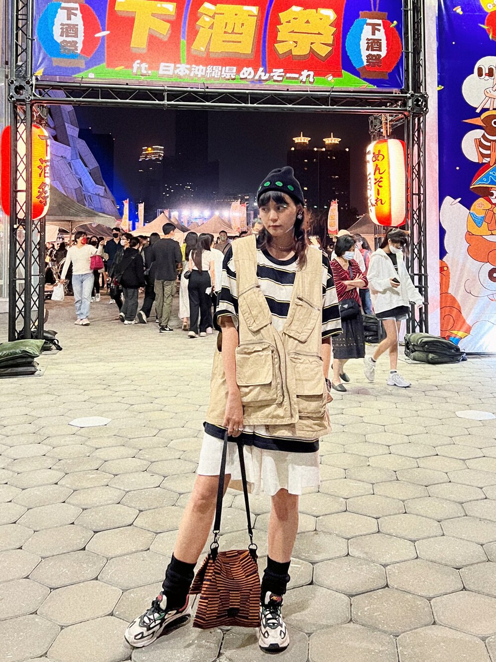 ホワイト系のスニーカー、ベージュ系のベスト、その他のTシャツ/カットソーを着用したレディースの冬コーディネートの2枚目の写真