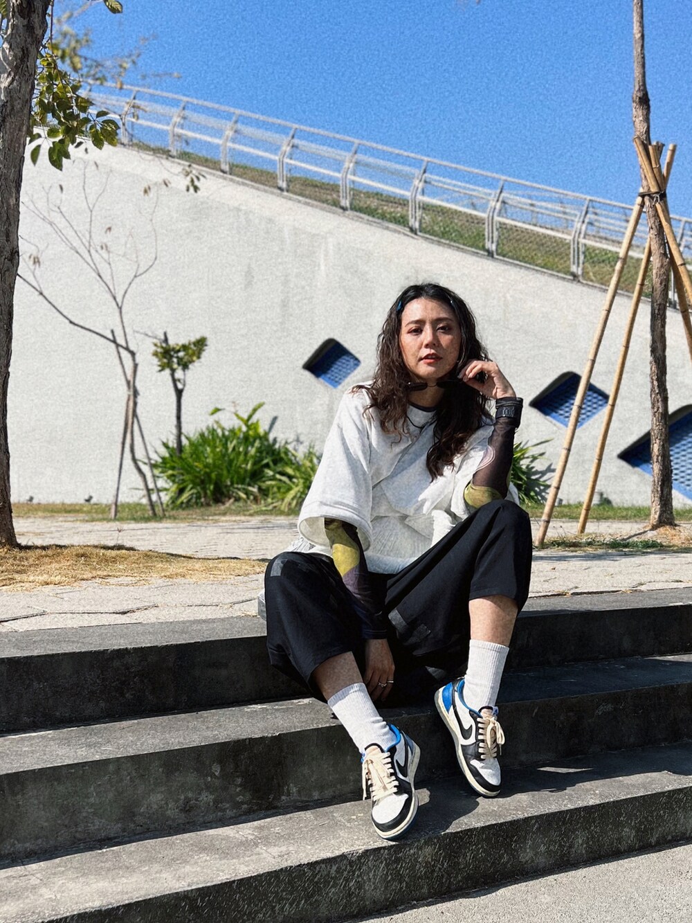 ブラック系のパンツ、ホワイト系のTシャツ/カットソー、シルバー系のバッグを着用したレディースの冬コーディネートの3枚目の写真