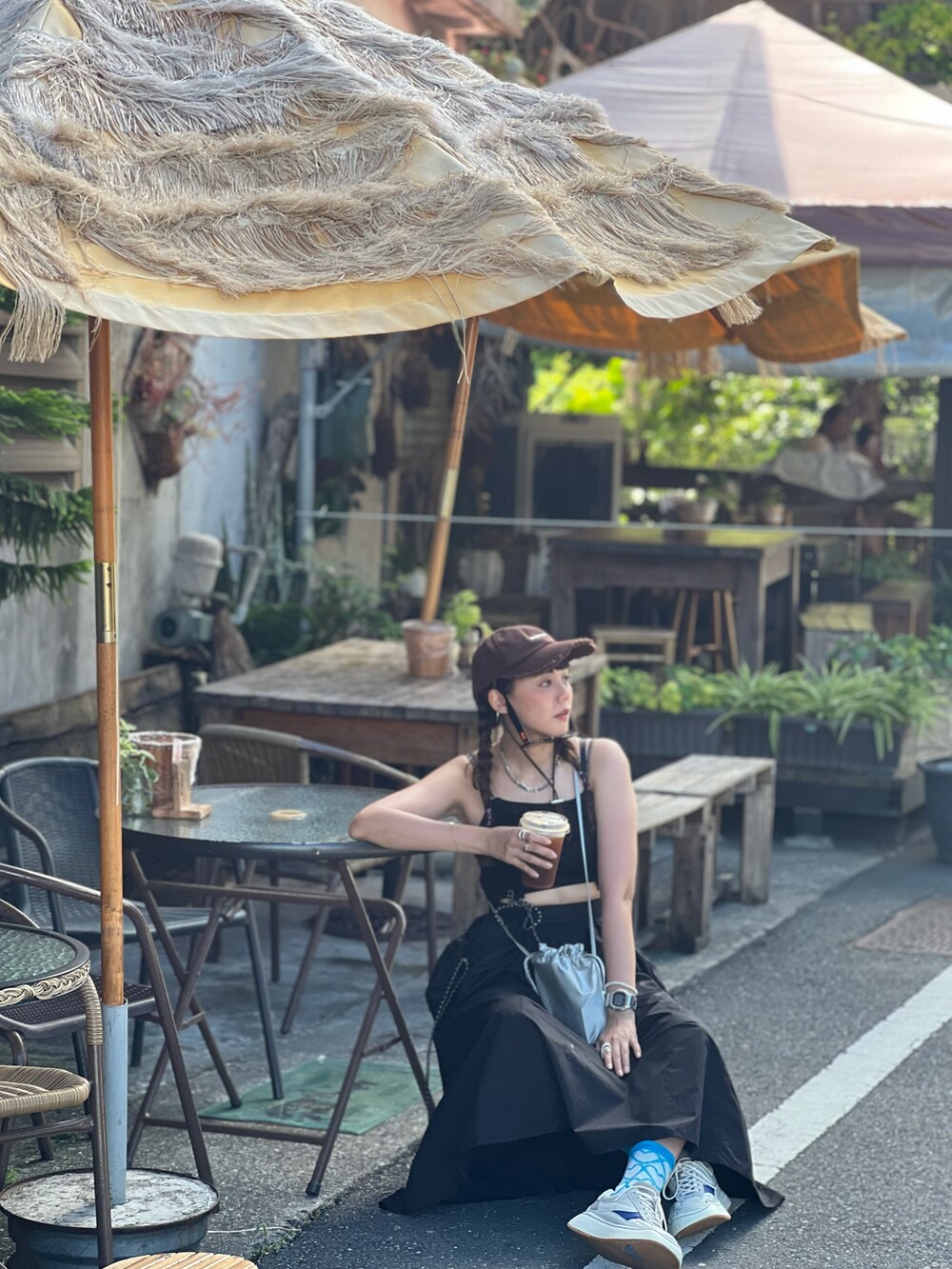 「ブラウン、おでかけコーデ、いいね、save、フォローお願いします🤑、楽チンコーデ、夏コーデ、オトナ女子、お洒落さんとつながりたい、高身長女子、厚底シューズ、ロングスカート、SLY、JACQUEMUS」｜「JACQUEMUSのJACQUEMUS /ジャックムス/La casquette Artichaut（キャップ、ブラウン系）」を使った、アイ♡Chin Pei Su  さん（レディース・167cm）の秋コーディネートの3枚目の写真