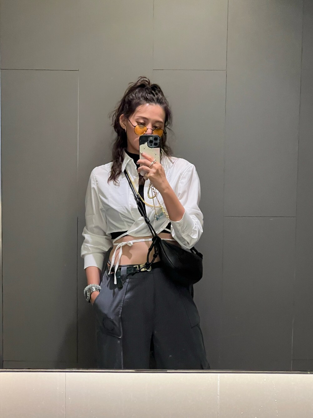 ブルー系のパンツ、ホワイト系のシャツ/ブラウス、ホワイト系のスニーカーを着用したレディースの秋コーディネートの3枚目の写真