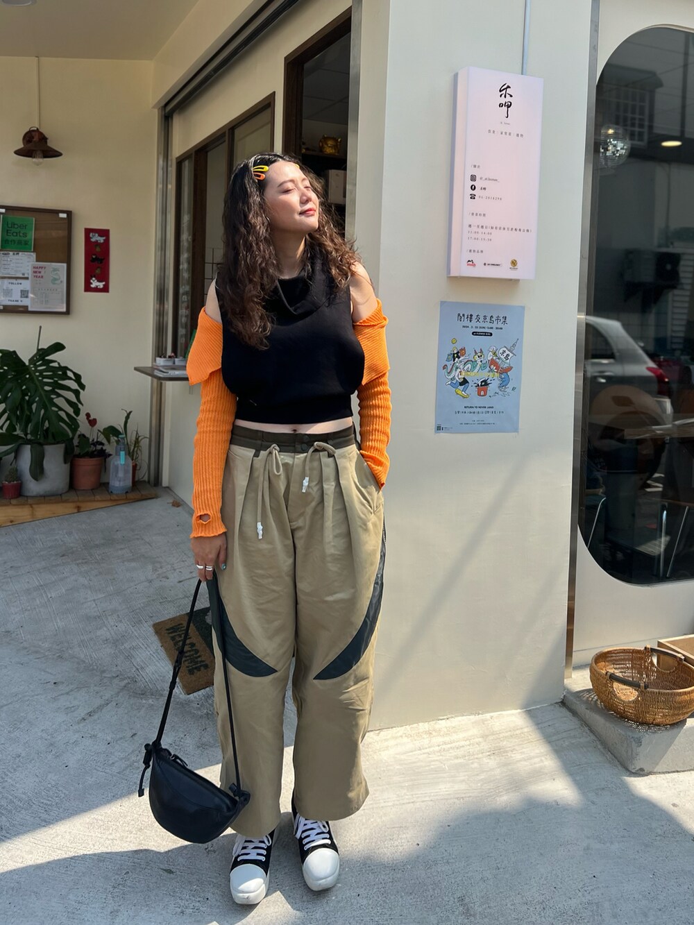 ブラック系のバッグ、ベージュ系のパンツを着用したレディースの冬コーディネートの3枚目の写真
