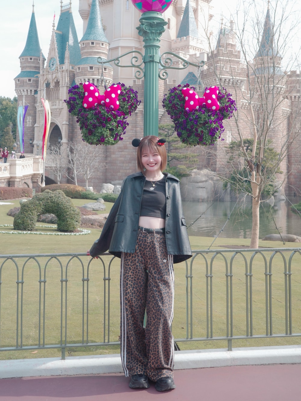 ブラウン系のその他パンツ、ブラック系のスニーカー、ブラック系のTシャツ/カットソーを着用したレディースの冬コーディネートの2枚目の写真