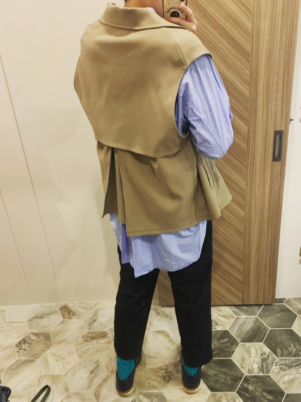 ベージュ系のベスト、ブルー系のシャツ/ブラウス、ブラック系のスラックスを着用したメンズの秋コーディネートの2枚目の写真