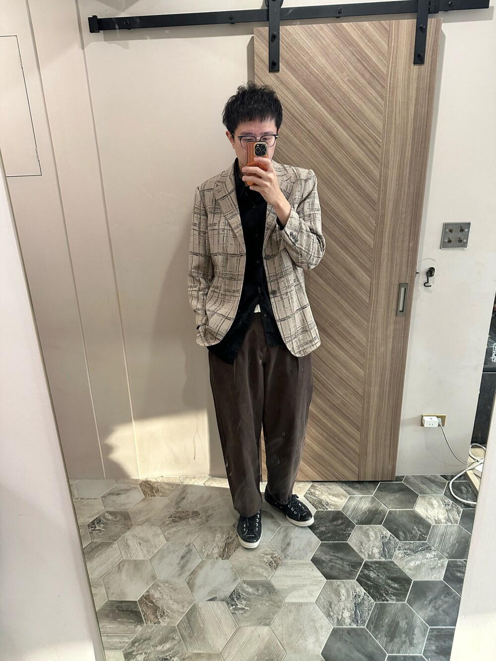 ピンク系のジャケット/アウター、ベージュ系のテーラードジャケット、ブラウン系のチノパンツを着用したメンズの冬コーディネートの3枚目の写真