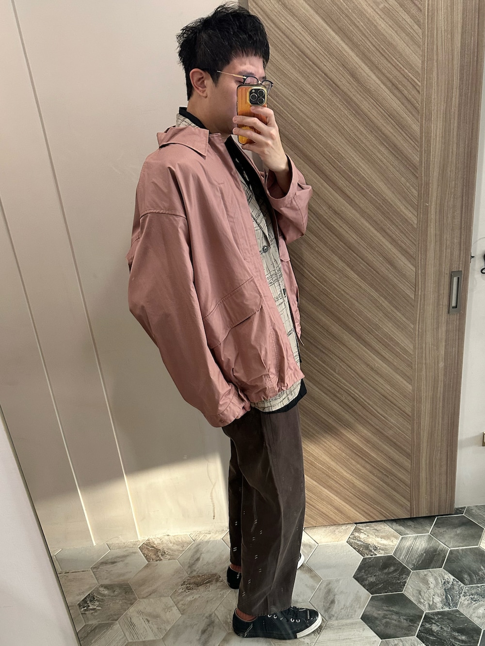 ピンク系のジャケット/アウター、ベージュ系のテーラードジャケット、ブラウン系のチノパンツを着用したメンズの冬コーディネートの2枚目の写真