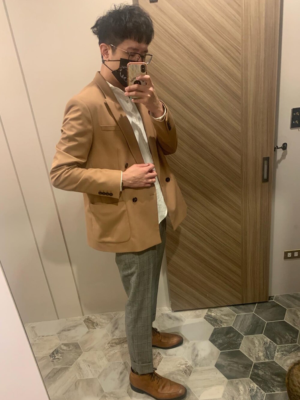 ピンク系のテーラードジャケット、ホワイト系のシャツ/ブラウス、グレー系のスラックスを着用したメンズの秋コーディネートの2枚目の写真