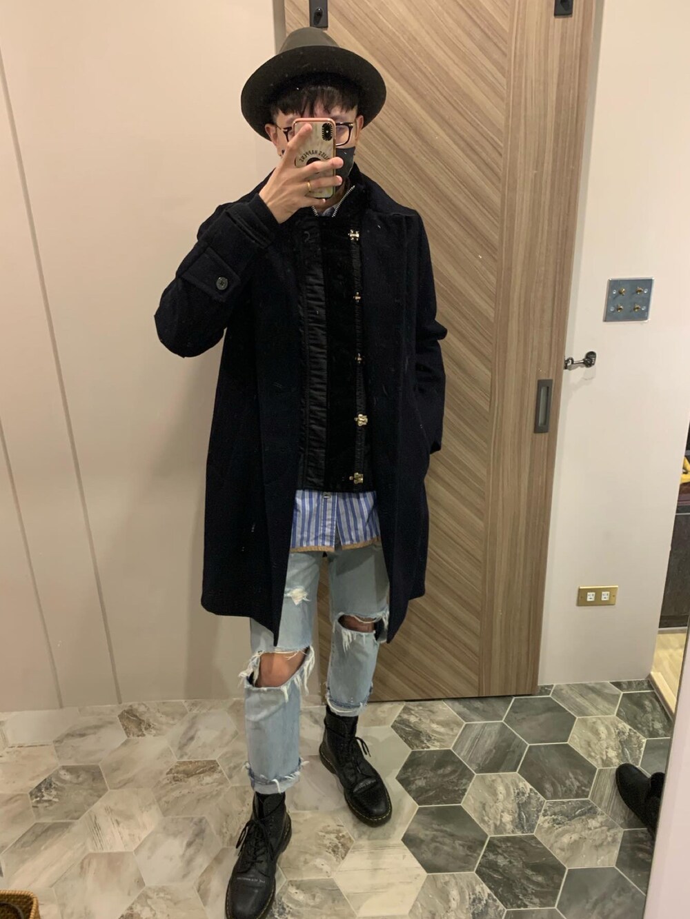 ブルー系のチェスターコート、ブルー系のシャツ/ブラウス、ブルー系のデニムパンツを着用したメンズの冬コーディネートの3枚目の写真