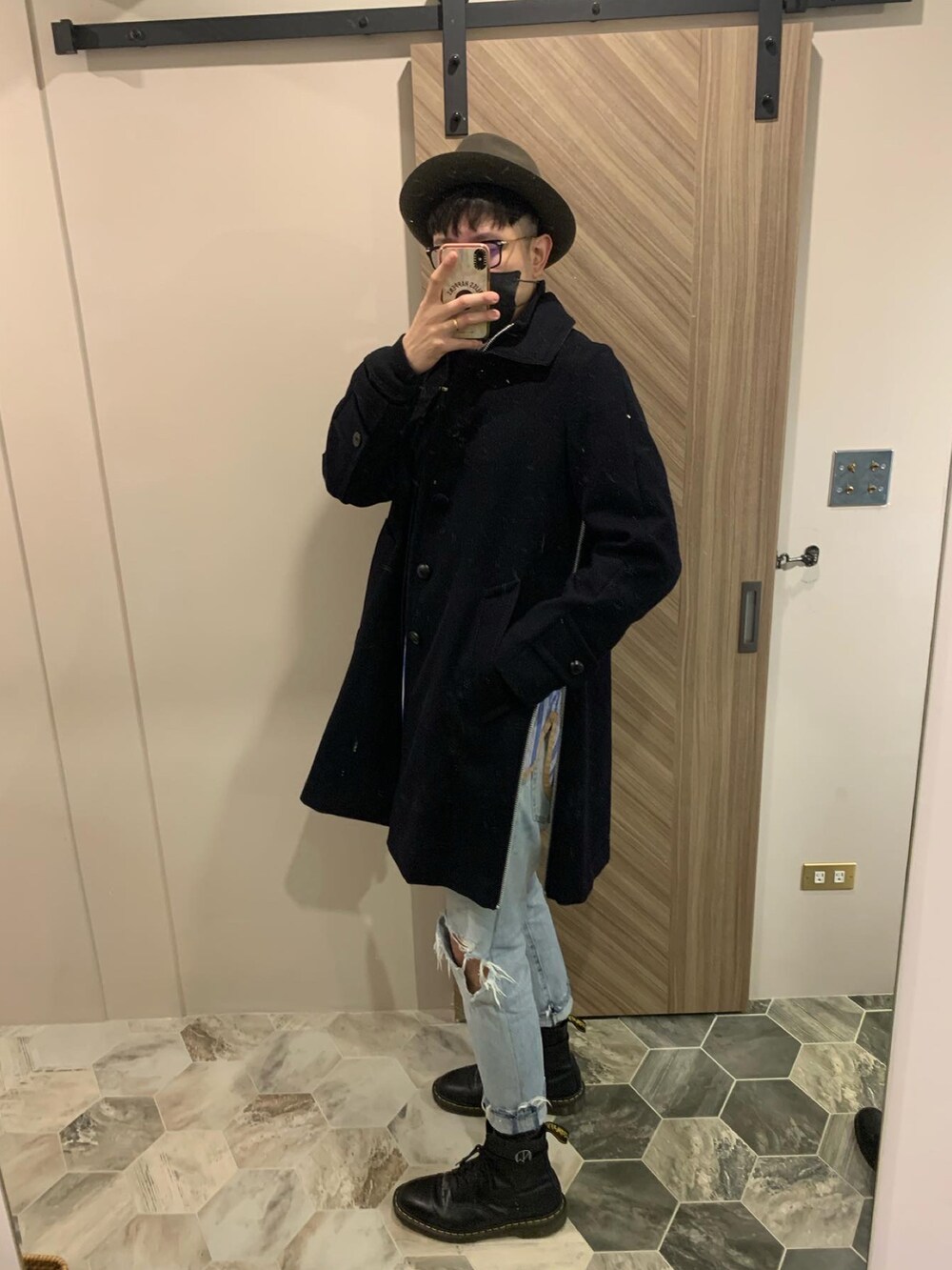 ブルー系のチェスターコート、ブルー系のシャツ/ブラウス、ブルー系のデニムパンツを着用したメンズの冬コーディネートの2枚目の写真