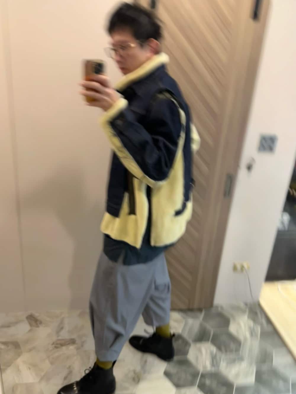 ブルー系のデニムジャケット、グリーン系のシャツ/ブラウス、シルバー系のスラックスを着用したメンズの冬コーディネートの3枚目の写真