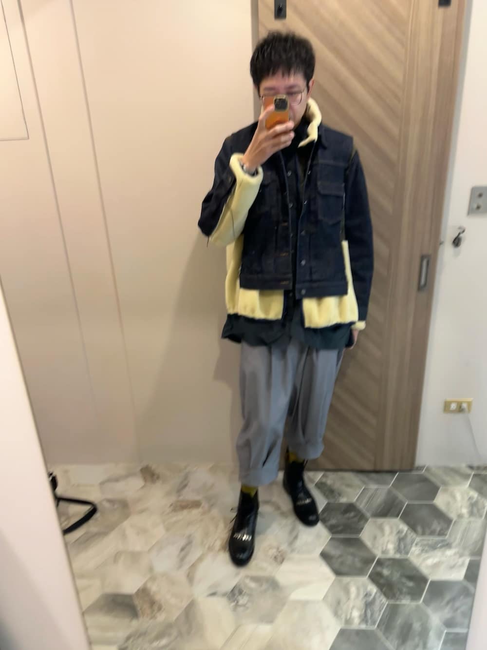 ブルー系のデニムジャケット、グリーン系のシャツ/ブラウス、シルバー系のスラックスを着用したメンズの冬コーディネートの2枚目の写真