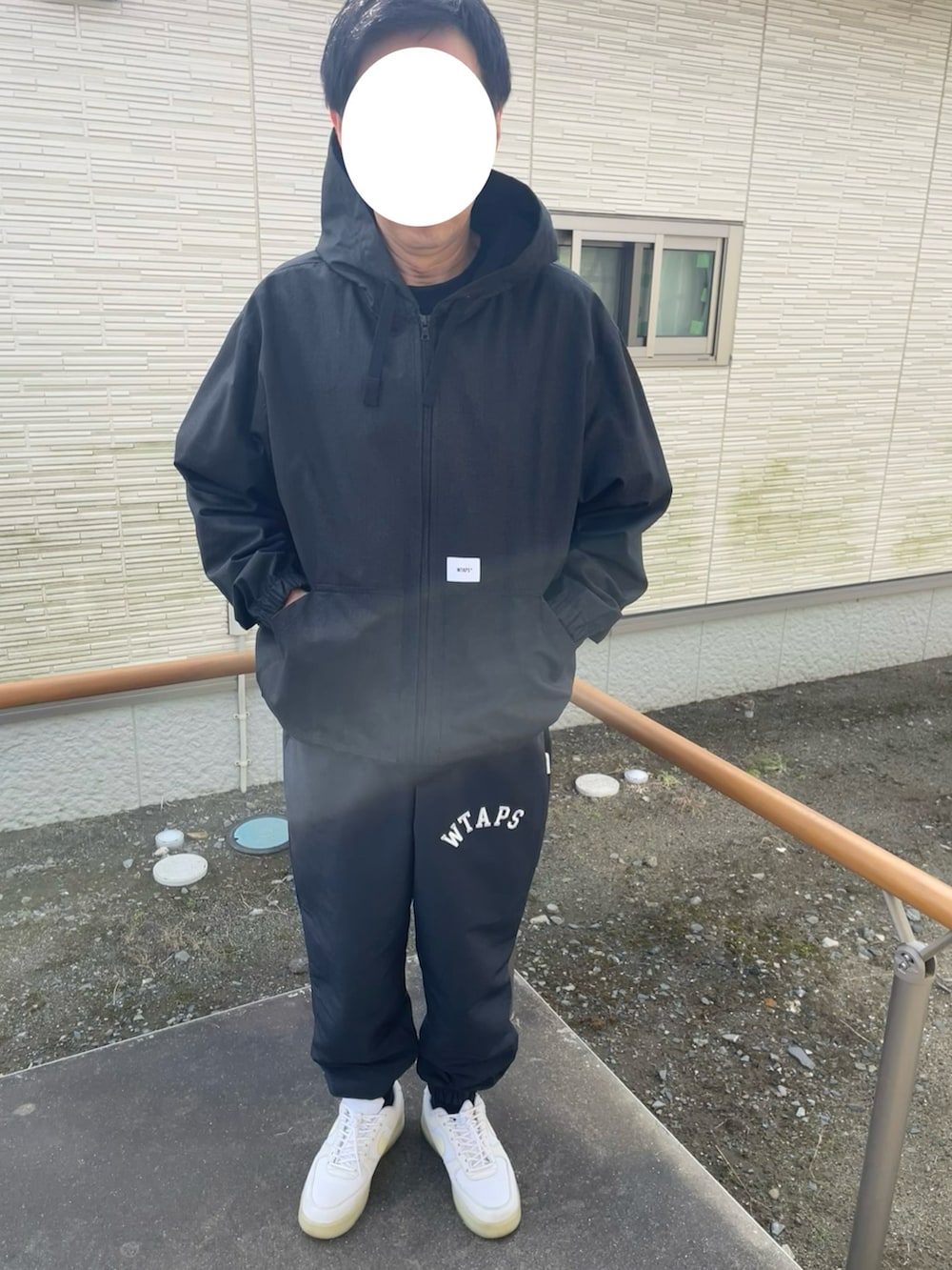 ブラック系のブルゾン、ブラック系のその他パンツを着用したメンズの秋コーディネートの2枚目の写真