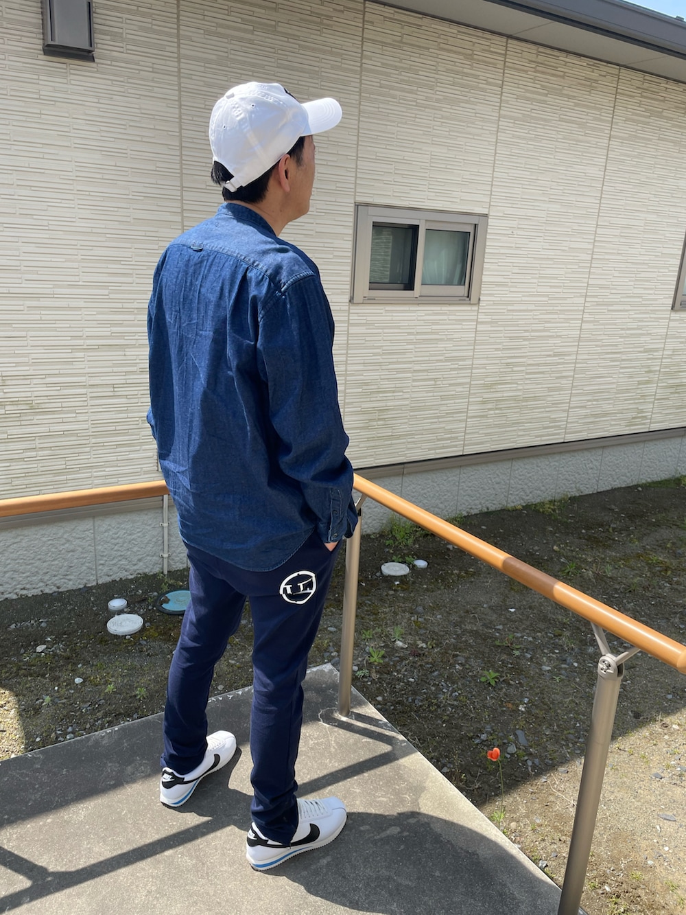 ブルー系のスウェットパンツ、ブルー系のシャツ/ブラウスを着用したメンズの春コーディネートの2枚目の写真