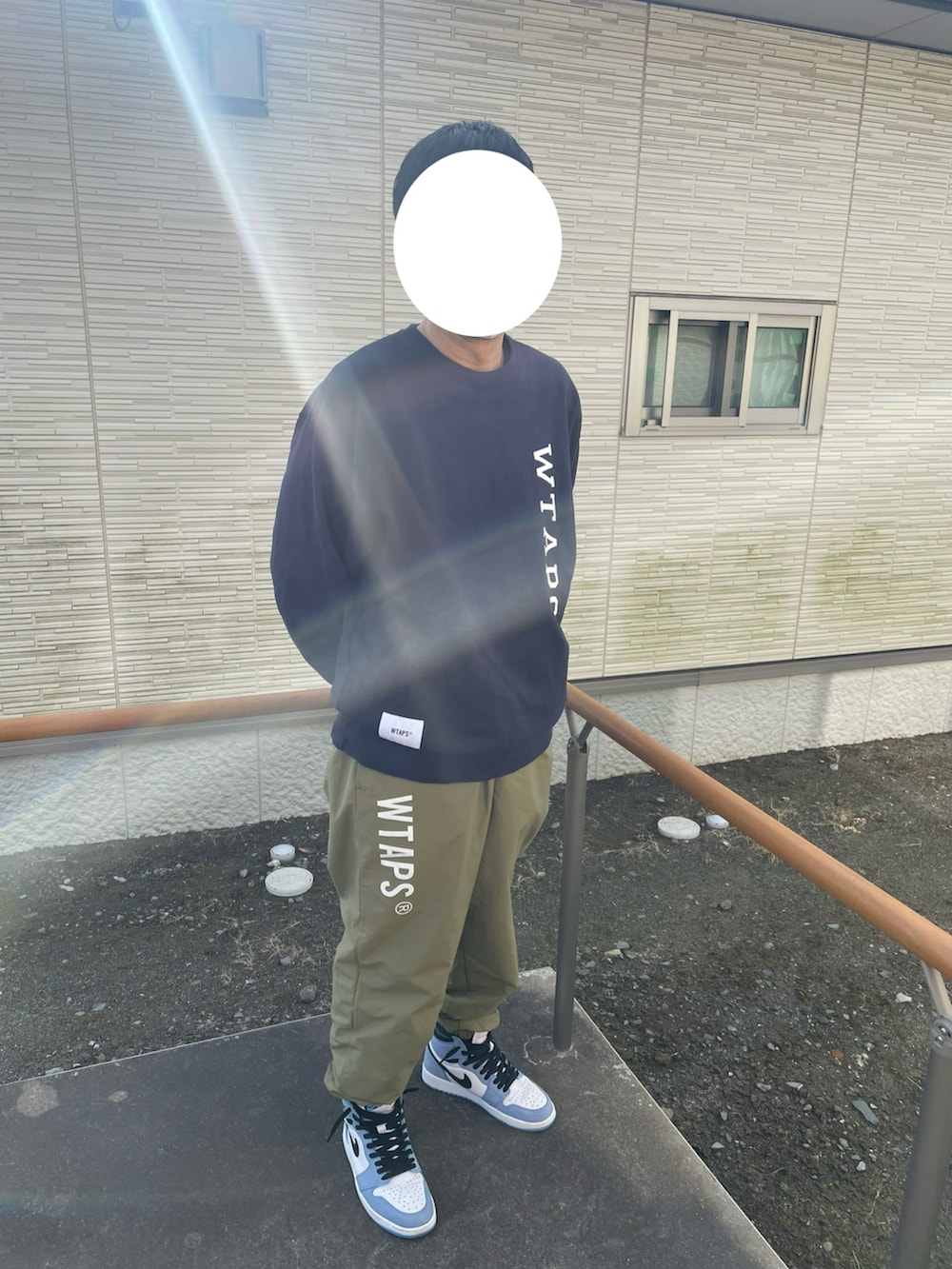 ブルー系のスウェット、グリーン系のその他パンツを着用したメンズの冬コーディネートの2枚目の写真