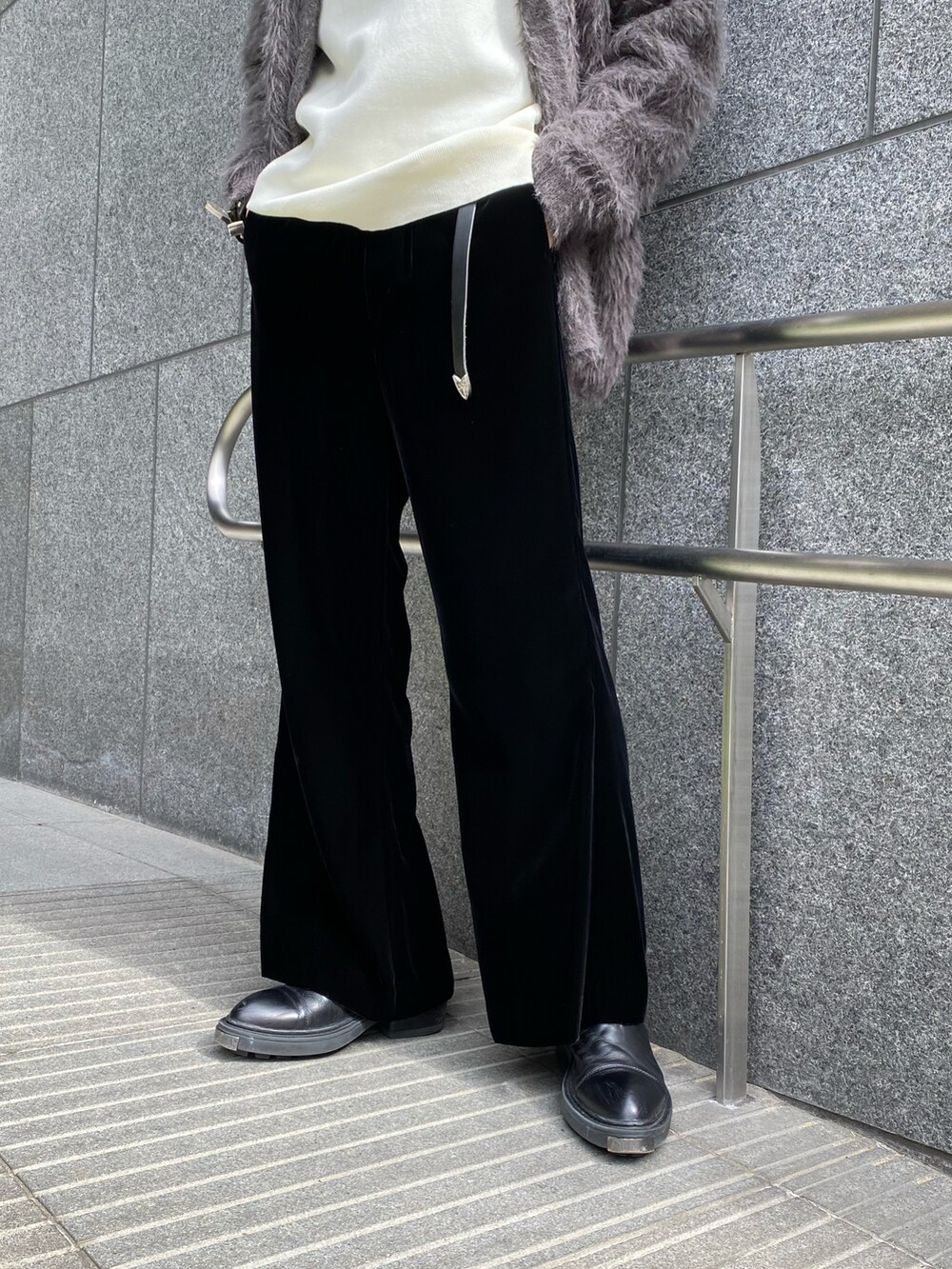 グレー系のカーディガン/ボレロ、ホワイト系のニット/セーター、ブラック系のその他パンツを着用したメンズの秋コーディネートの3枚目の写真