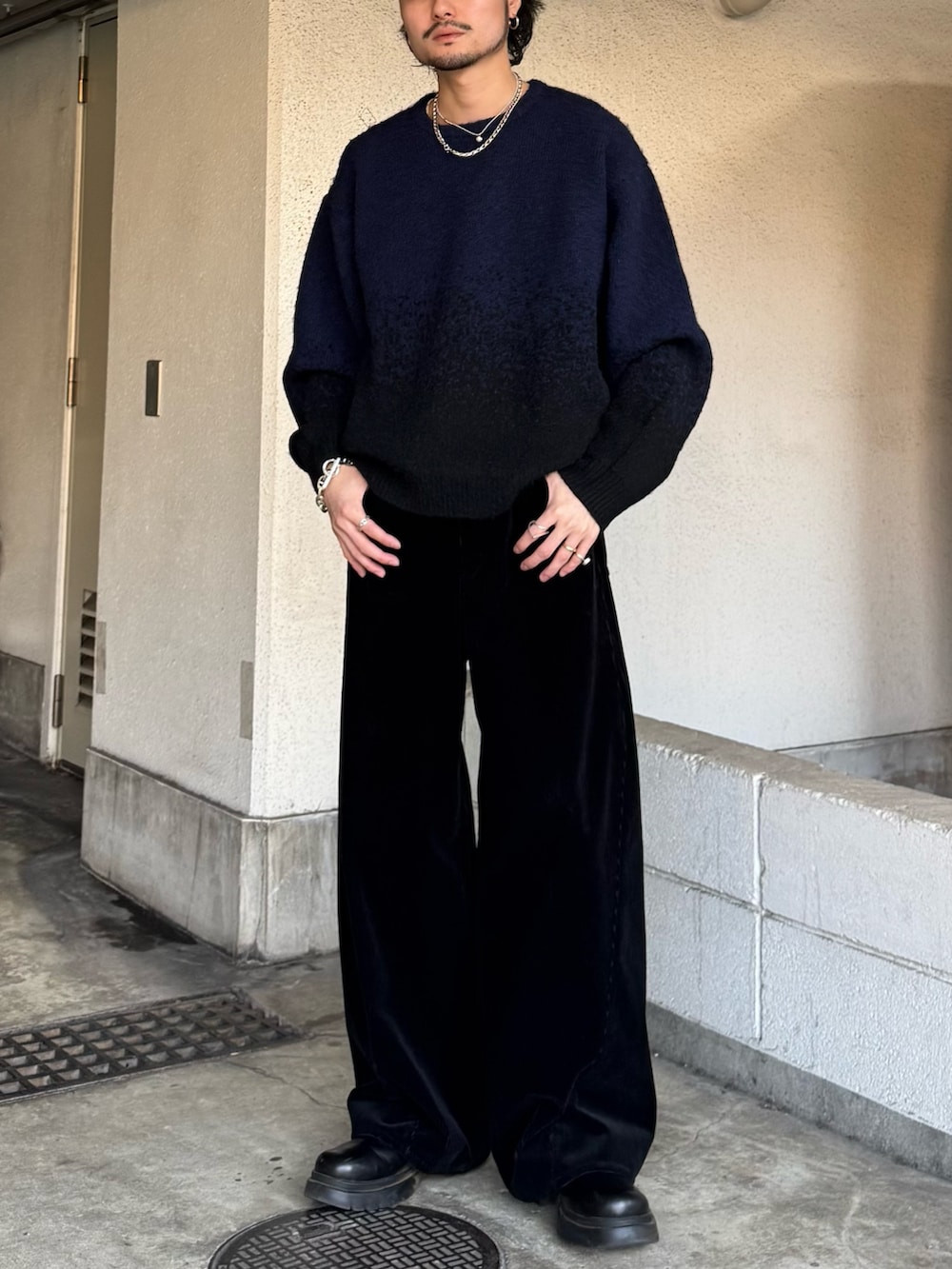 ブラック系のニット/セーター、ブラック系のその他パンツ、ブラック系のブーツを着用したメンズの冬コーディネートの3枚目の写真