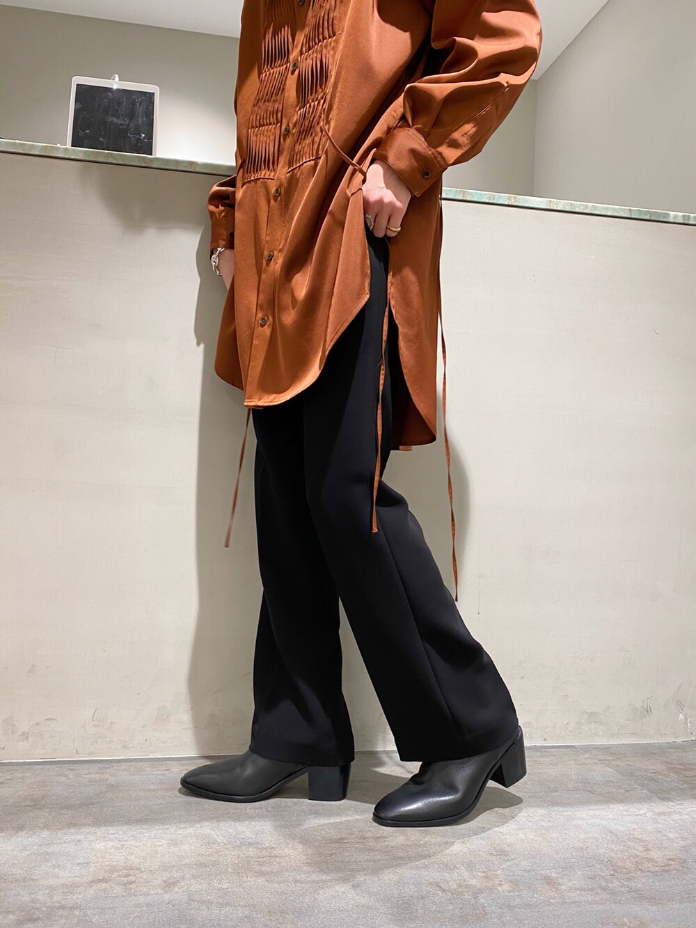 ブラウン系のシャツ/ブラウス、ブラック系のテーラードジャケット、ブラック系のスラックスを着用したメンズの春コーディネートの4枚目の写真